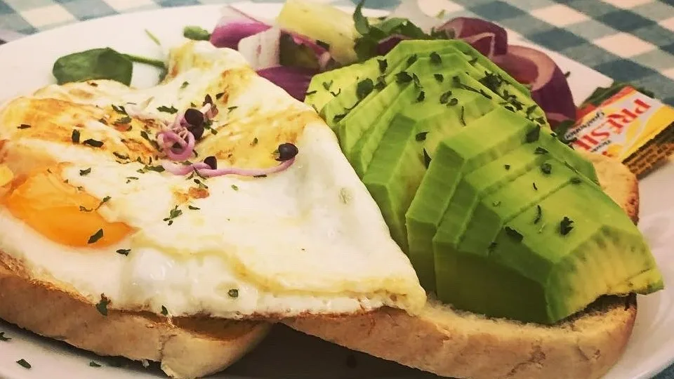 Avokádó toast és tükörtojás
