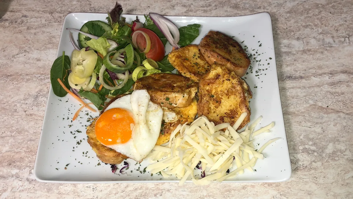 Bundáskenyér gluténmentes kenyérből, friss zöldségekkel..