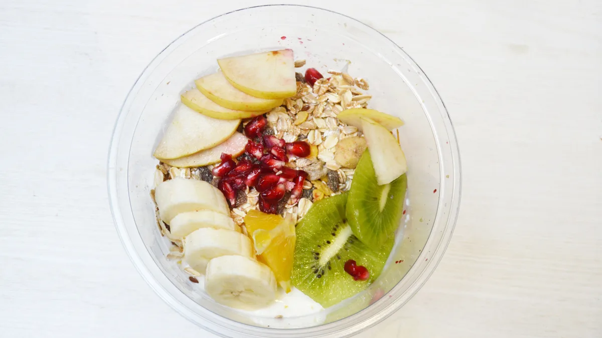 Egy friss Smoothie 3dl és egy Granola kókuszjoghurttal, friss gyümölccsel - Menü