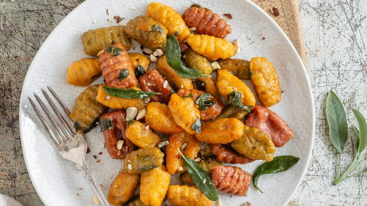 Gnocchi, édesburgonya és spenót alapú, céklás-spenótos vegán tészta