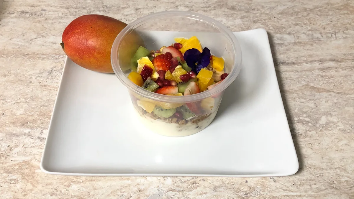 Menü - Granola, kókuszjoghurt, friss gyümülcsök és  Piros smoothie 3dl