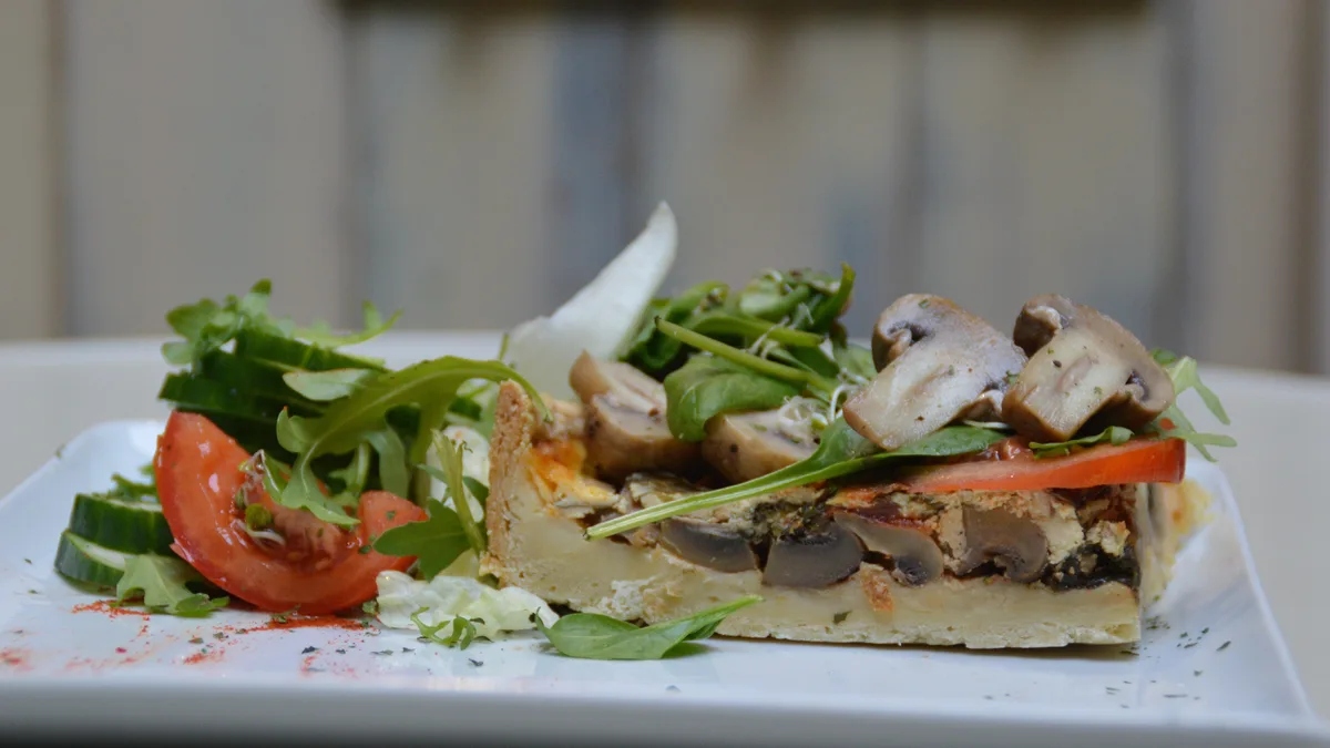 Menü3. Napi vegán gyümölcsleves és egy gombás Quiche