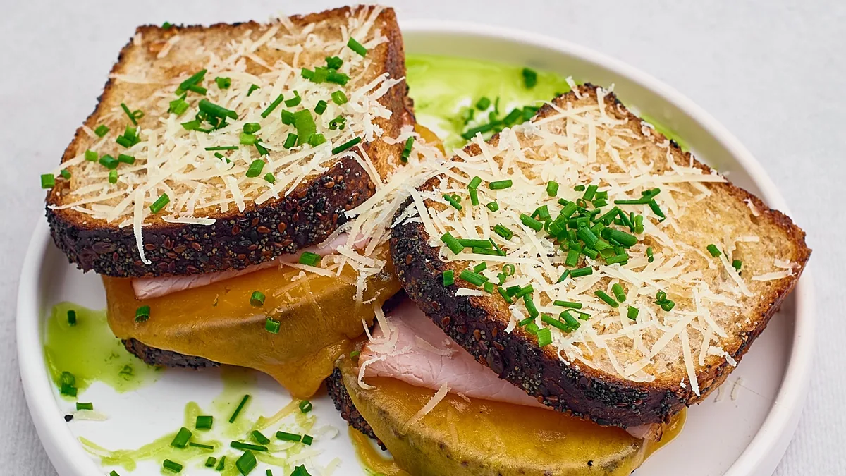 Grillowane tosty z szynką i serem