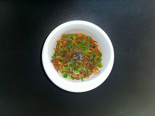 Sklenené rezance s kuracím mäsom, baby kukuricou a chilli