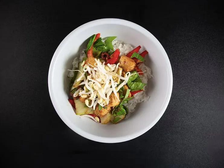 Grilované tofu so zeleninou a pakchoi a chilli