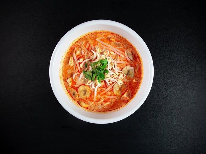 Kokosová polievka s tofu, banánom a thajskou bazalkou