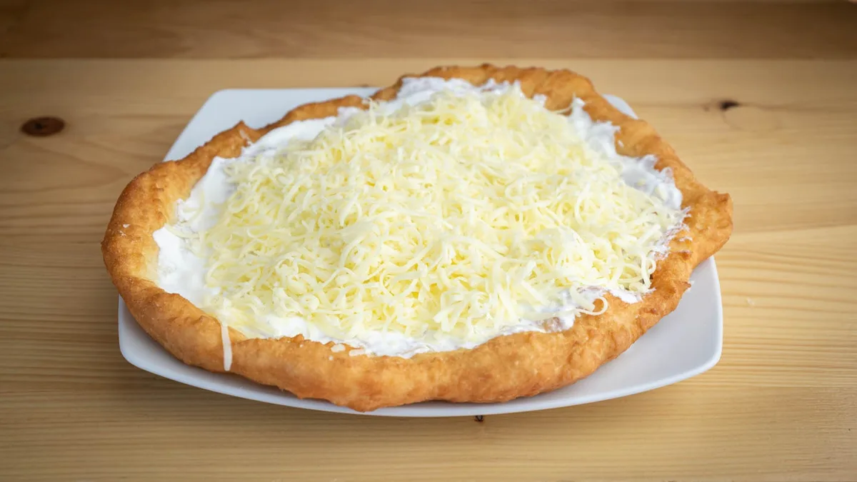 Sajtos-tejfölös lángos