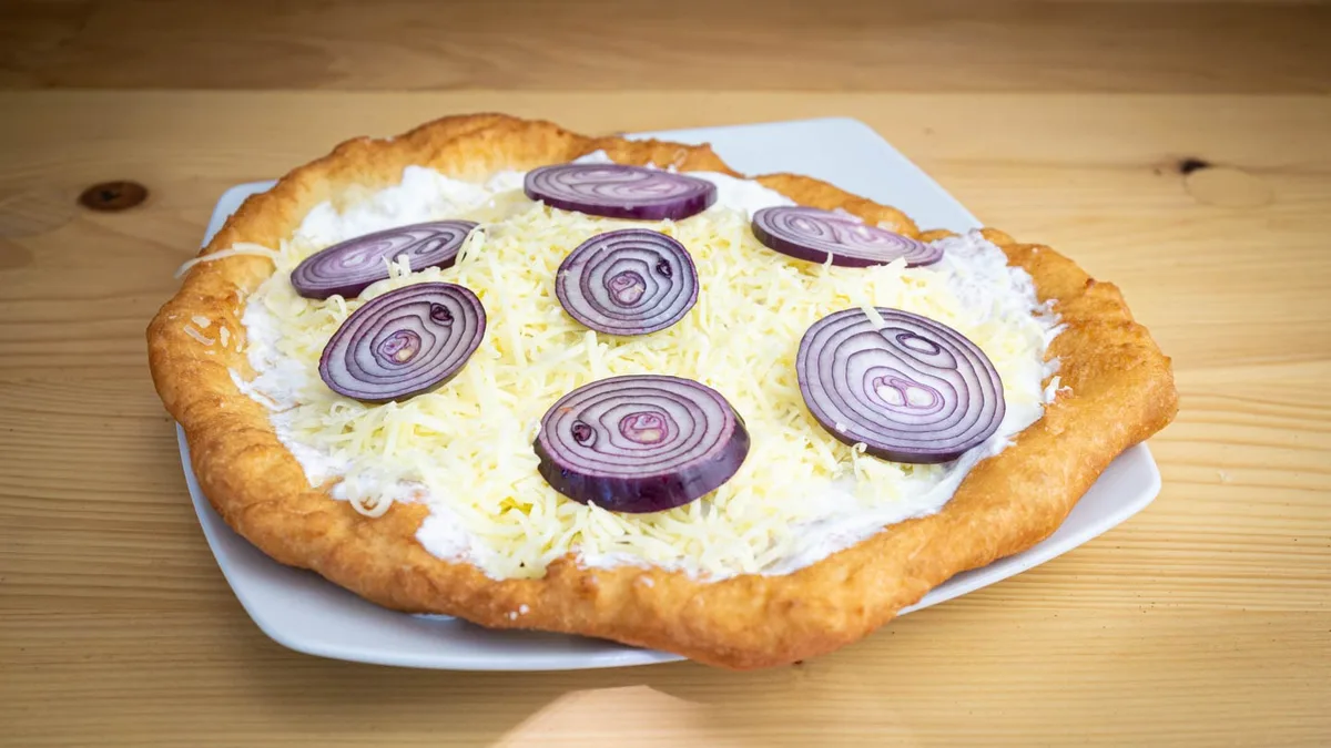 Sajtos-tejfölös-lilahagymás lángos