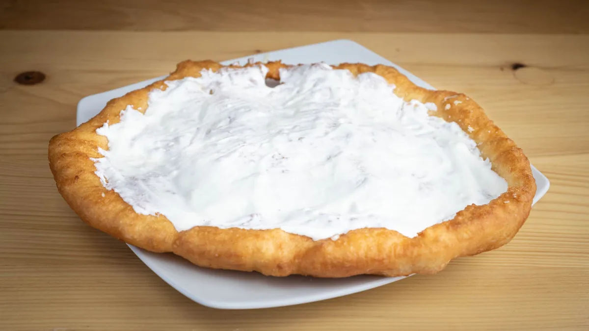 Tejfölös lángos