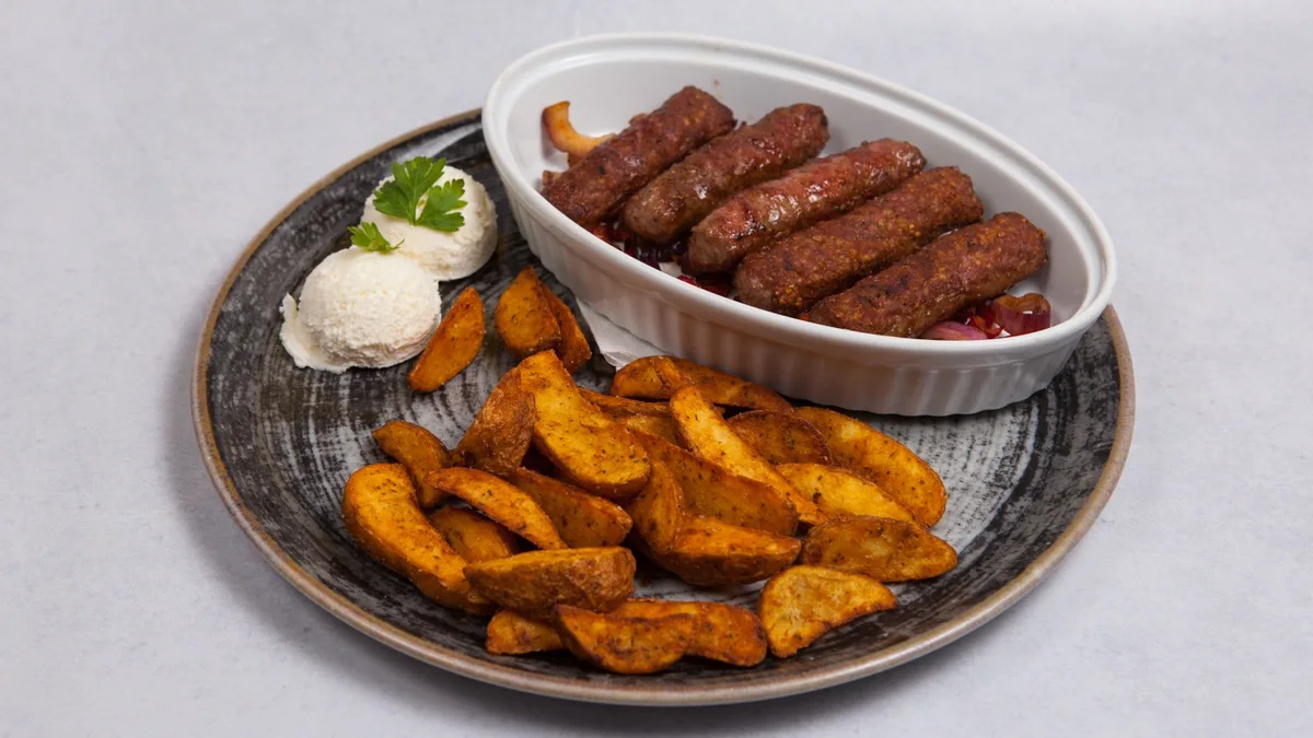 Zapečeni ćevapi na kajmaku