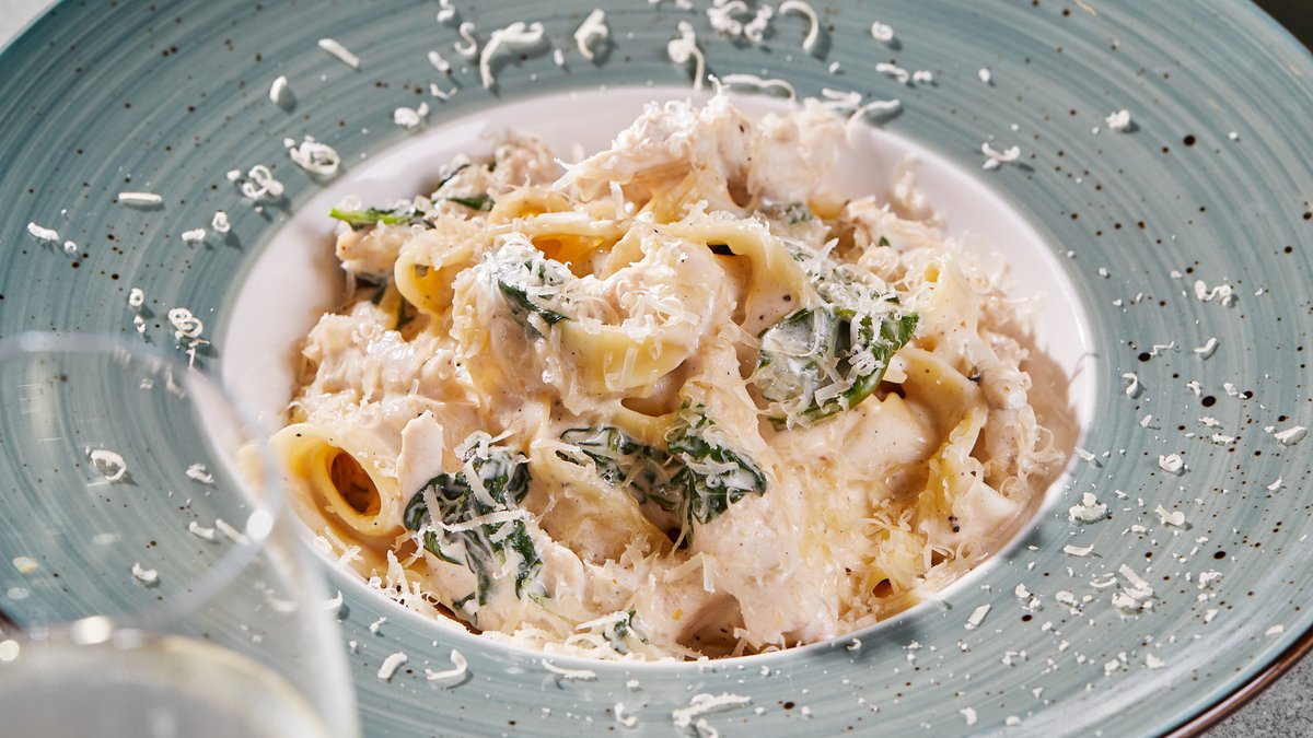 Fettuçini Toyuq və Alfredo Sousu ilə