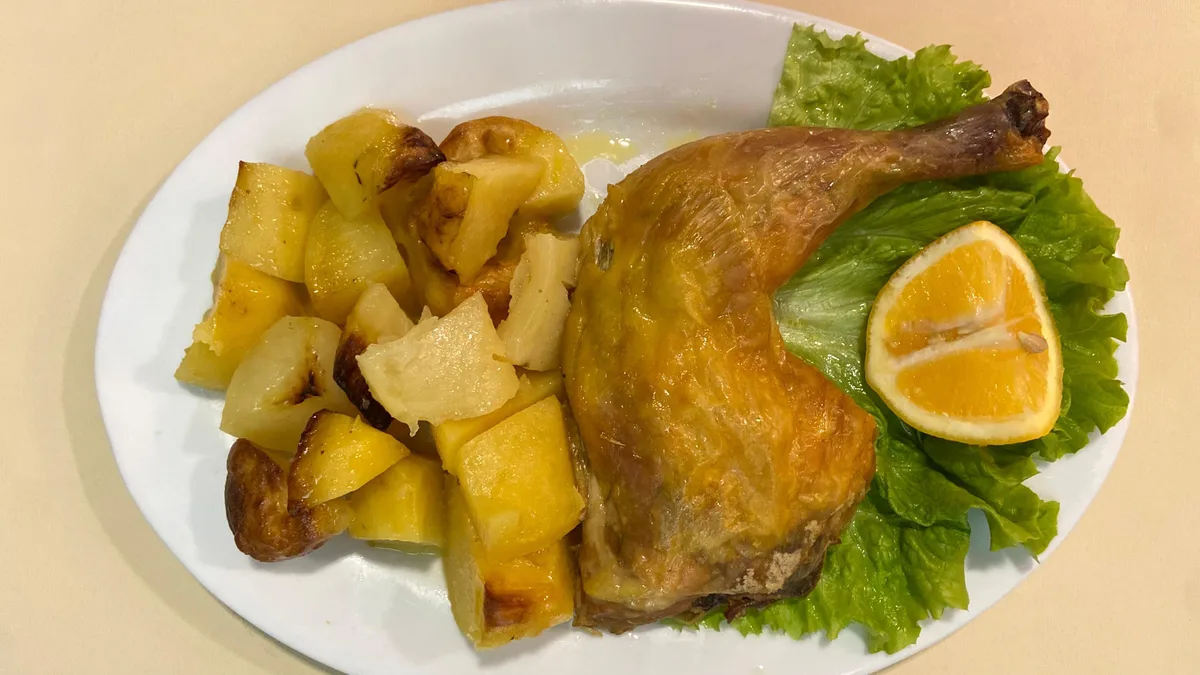 Pulë me patate furre