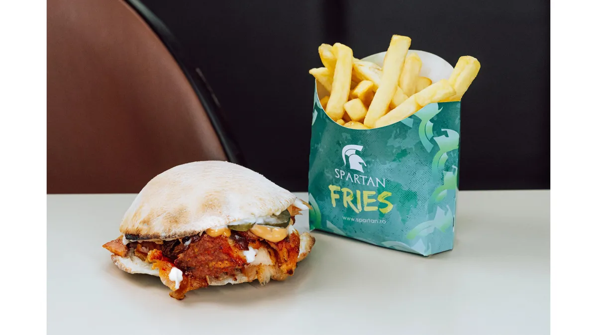 Burger Apollo Vitel-Purcel-Berbecut cu cartofi prăjiți