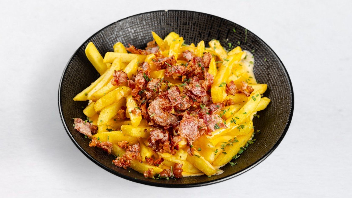 Pomfri s cheddar sirom in hrustljavo slanino