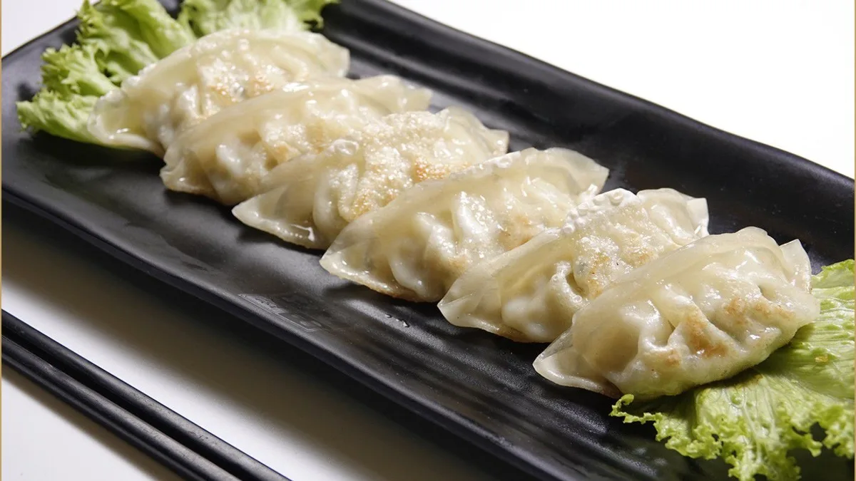 C10. Párolt és sült csirke Gyoza