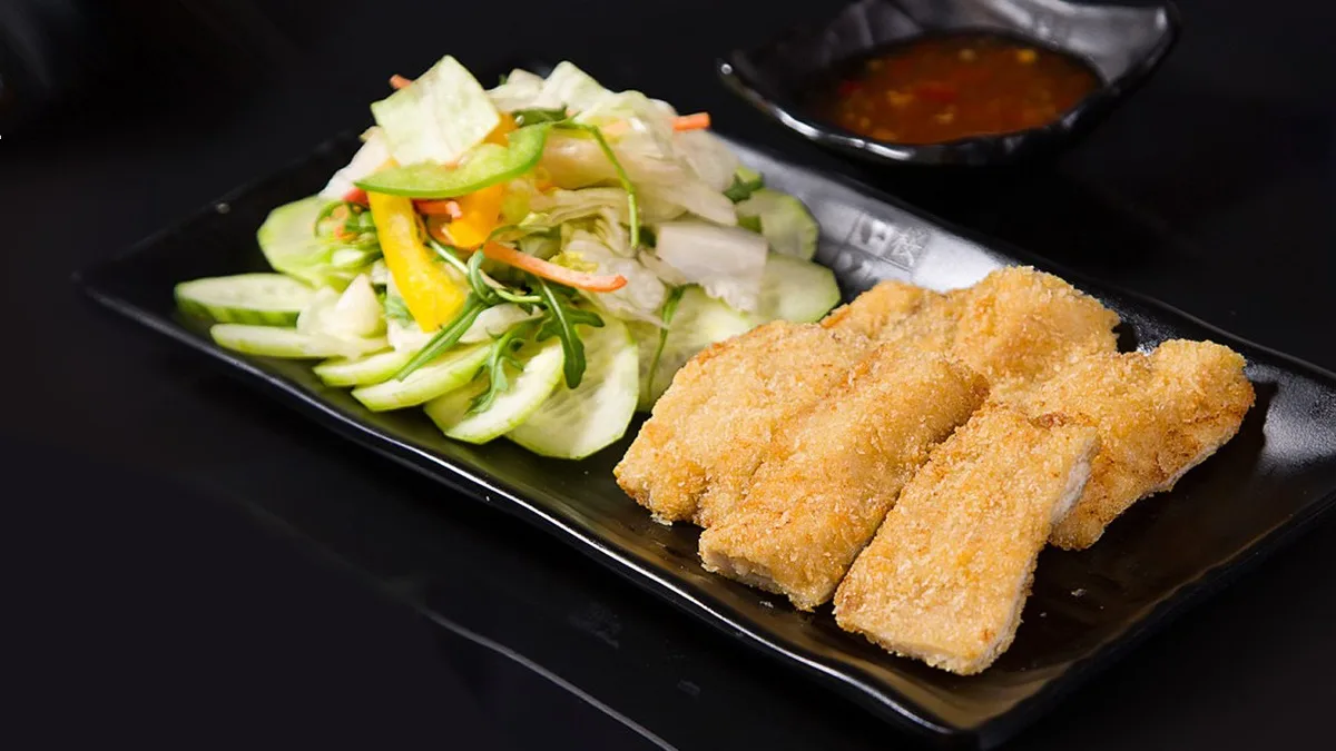 C18. Csirke falatkák tempura salátával