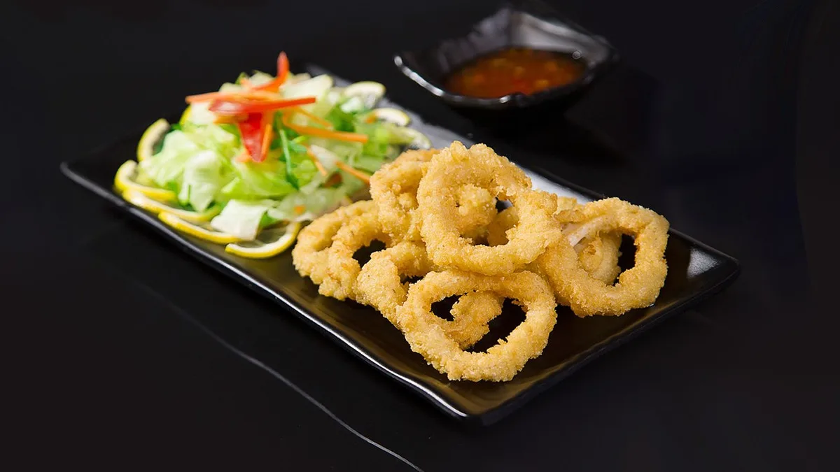 C21. Calamari tempura salátával