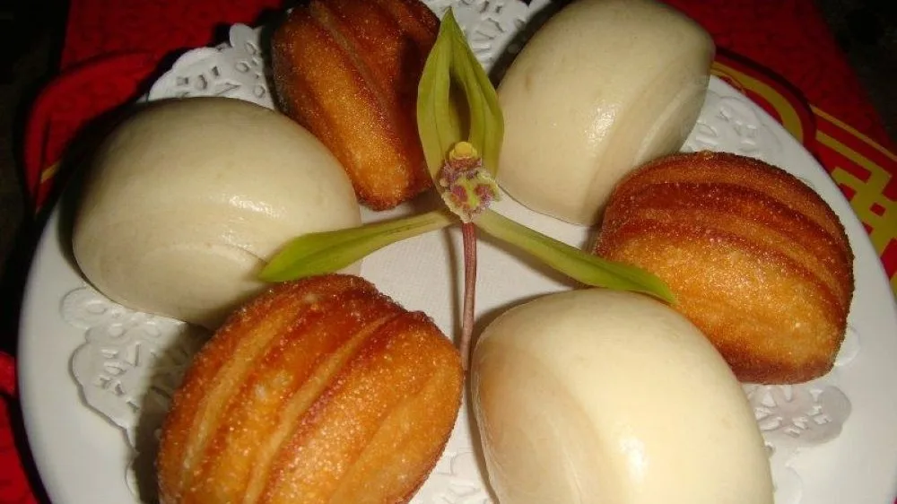 C24. Gőzöld mantou kenyér sűrített tejjel tálalva