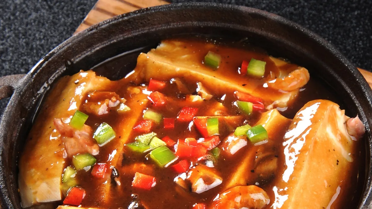 D41 Szeletelt Tofu Pörkölt Kőedényben Tálalva