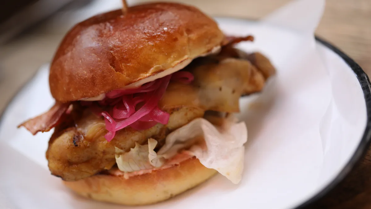 Tüzes csirkeburger