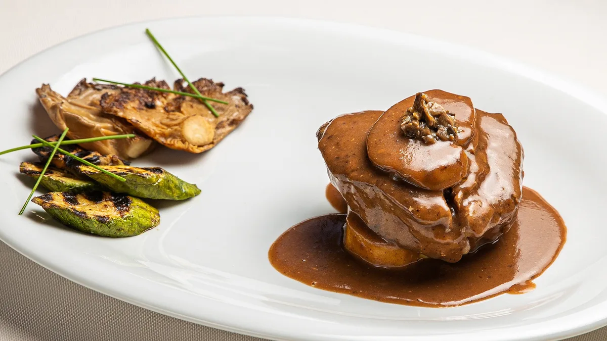 Φιλέτο Lili με Foie Gras, Τρούφα και Sauce Mαδέρα