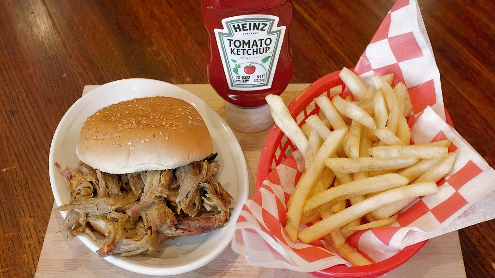 Carolina Style Pulled Pork Sandwich Basket