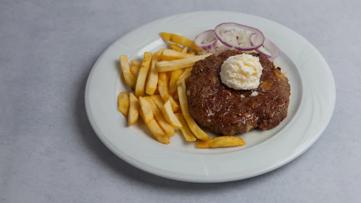 Pljeskavica na kajmaku 300g