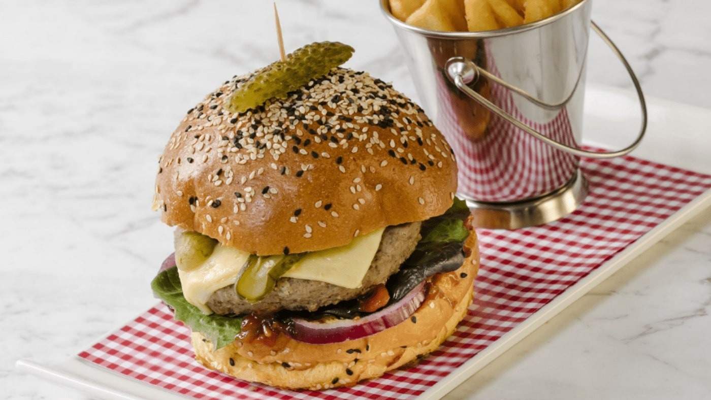 Saint Burger with Cheese  and Chips