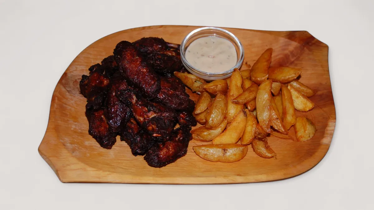 Fűszeres csirkeszárnyak 15db, steakburgonya, mártogatós