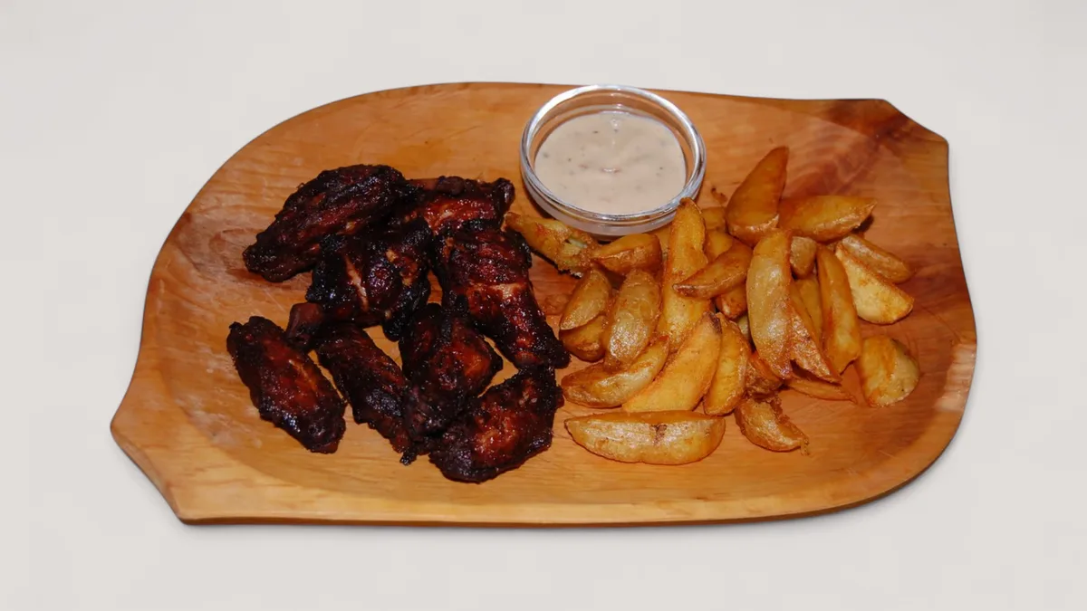 Fűszeres csirkeszárnyak 9db, steakburgonya, mártogatós