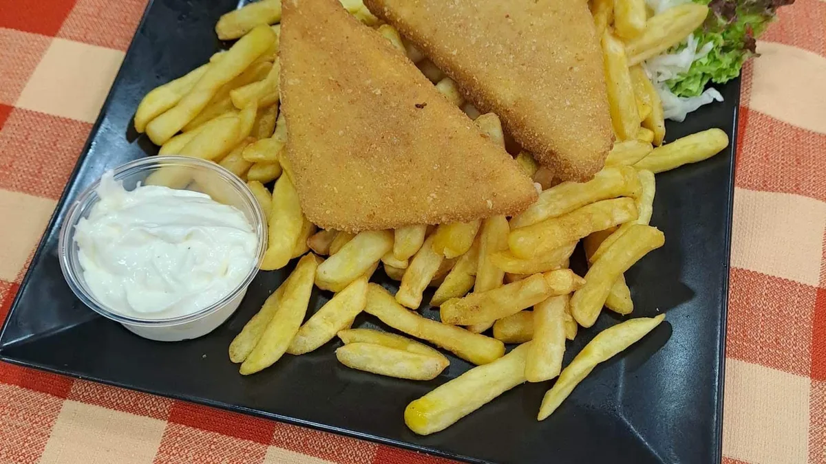Rántott sajt sült burgonya, tartármártás