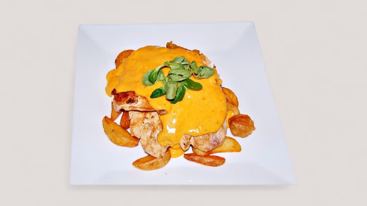 Roston csirkemell cheddar sajtmártással, steakburgonya
