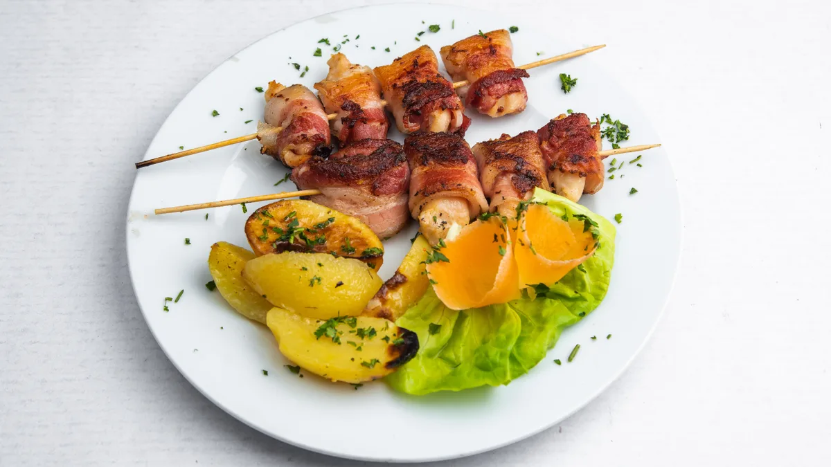Pileći ražnjići u slanini