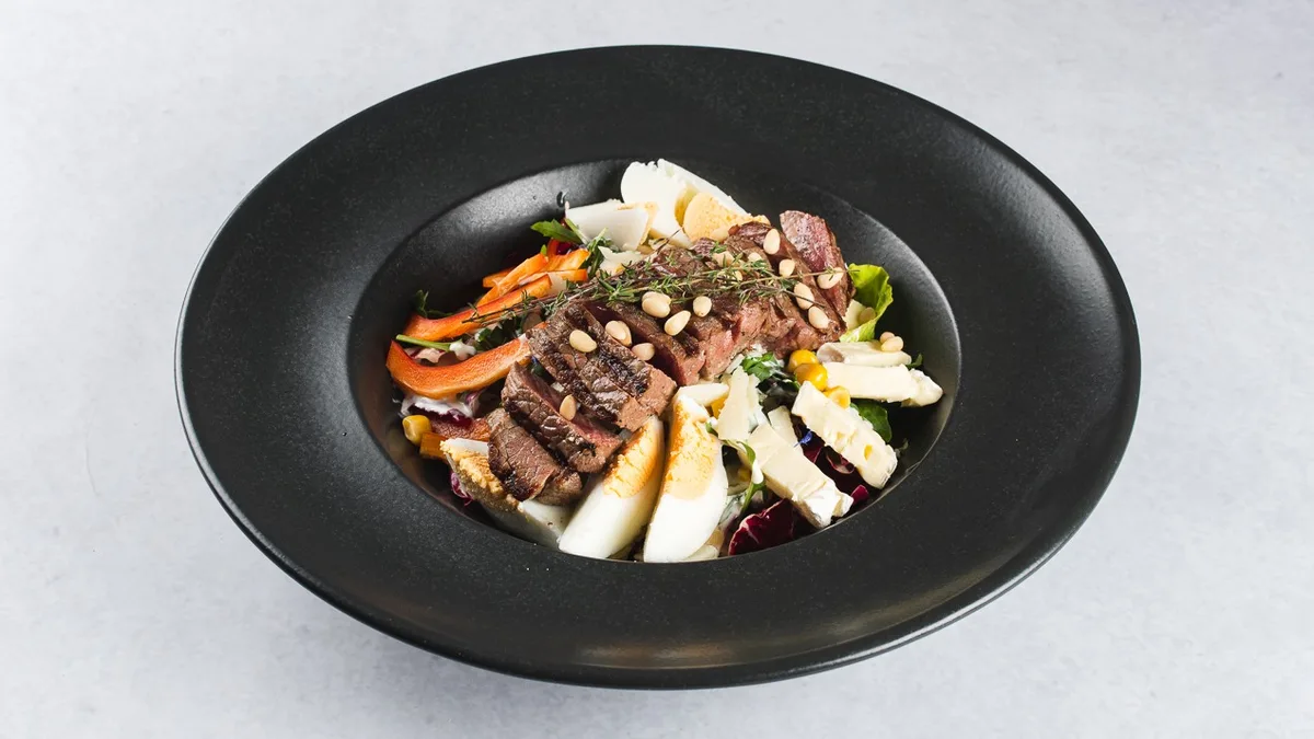 Ranč solata z roastbeef filejem