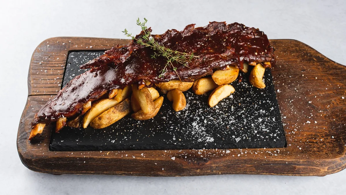Spare ribs z ocvrtim krompirčkom
