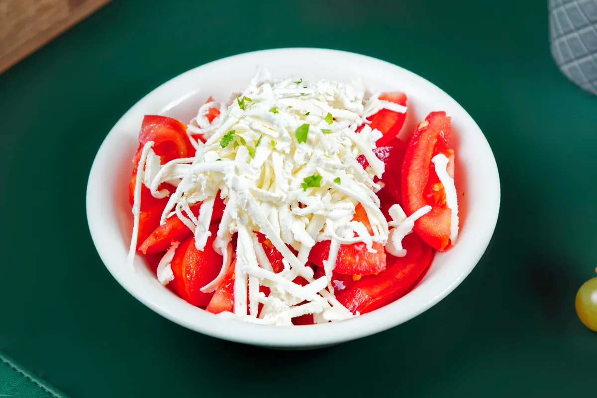 Paradajz salata sa sirom