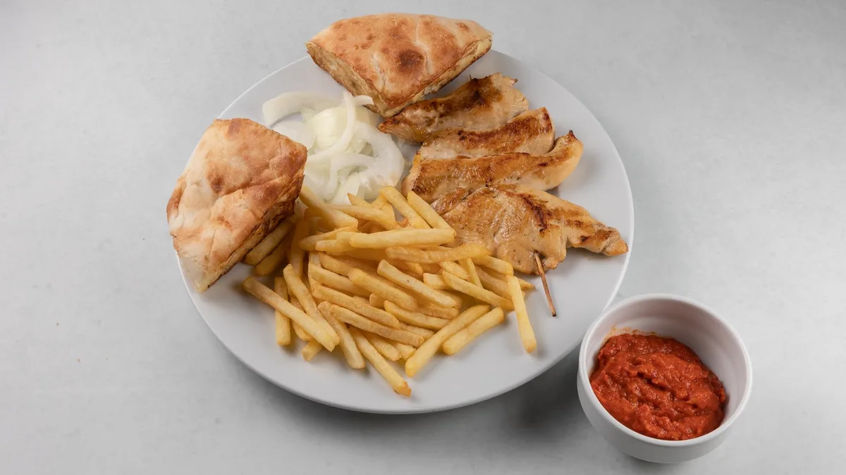 Pileći špic s pommes fritesom i ajvarom