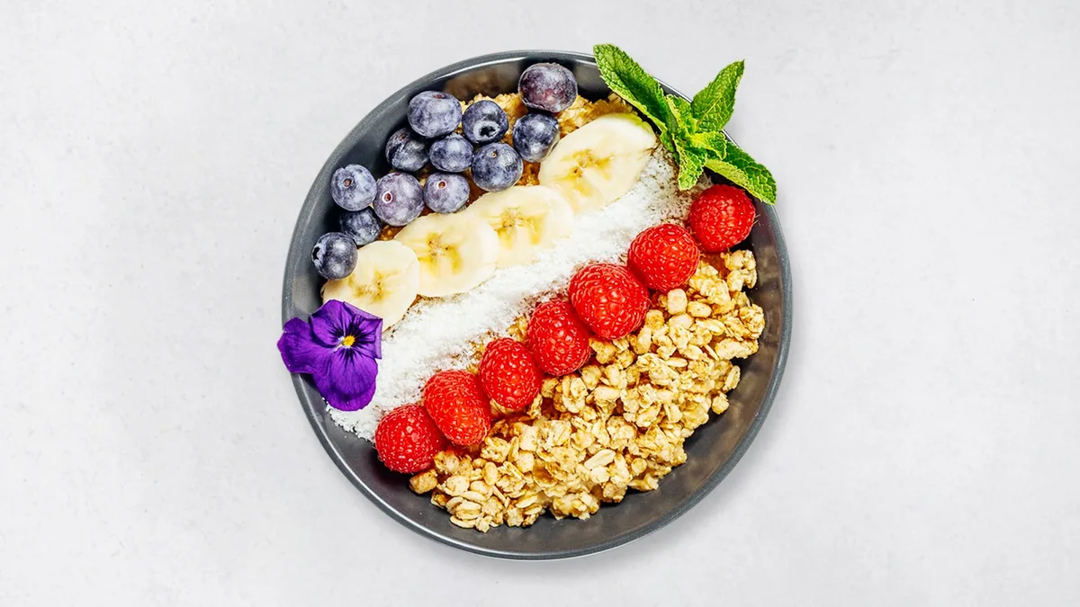 Porridge mit Müsli und Beeren