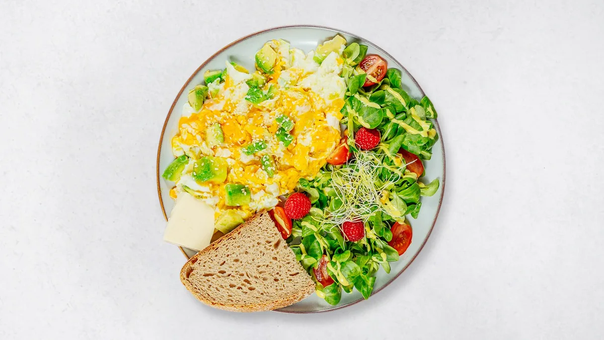 Rührei mit Avocado