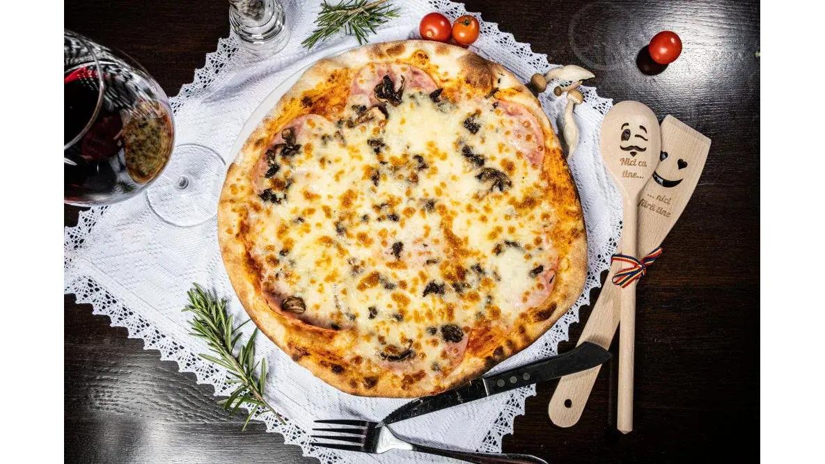 Pizza prosciutto funghi