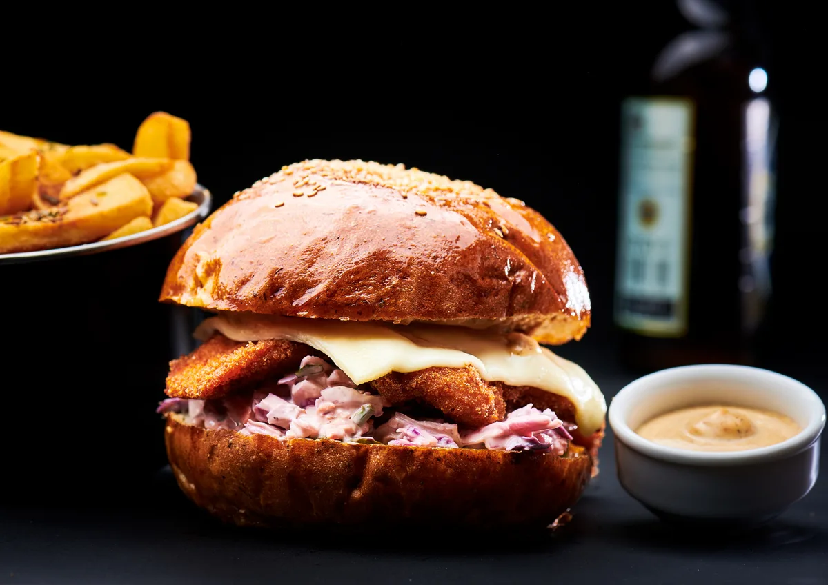 Chicken burger cu cartofi prajiti cu parmezan