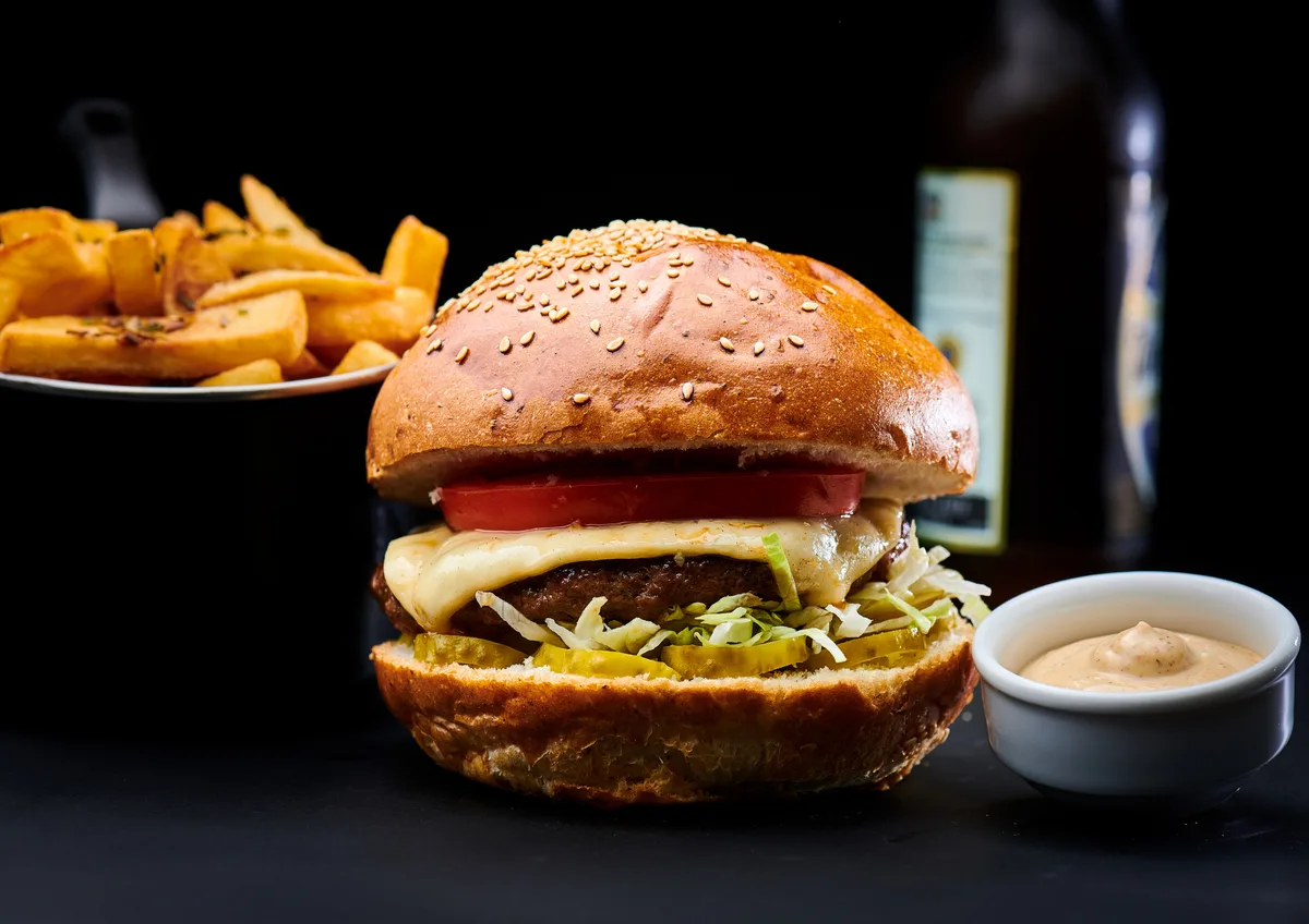 Double cheese and onion cu cartofi prajiti cu parmezan si usturoi