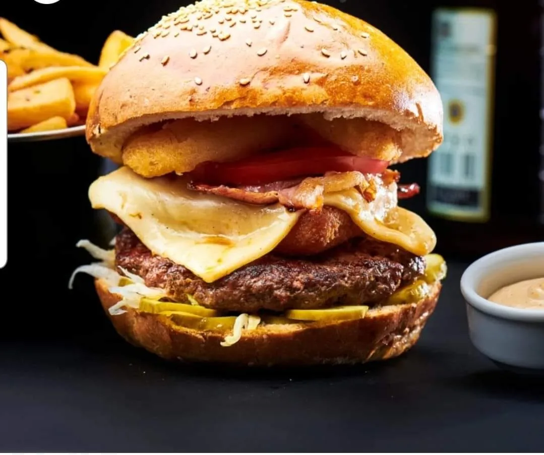 Ringer burger cu cartofi prajiti parmezan si usturoi
