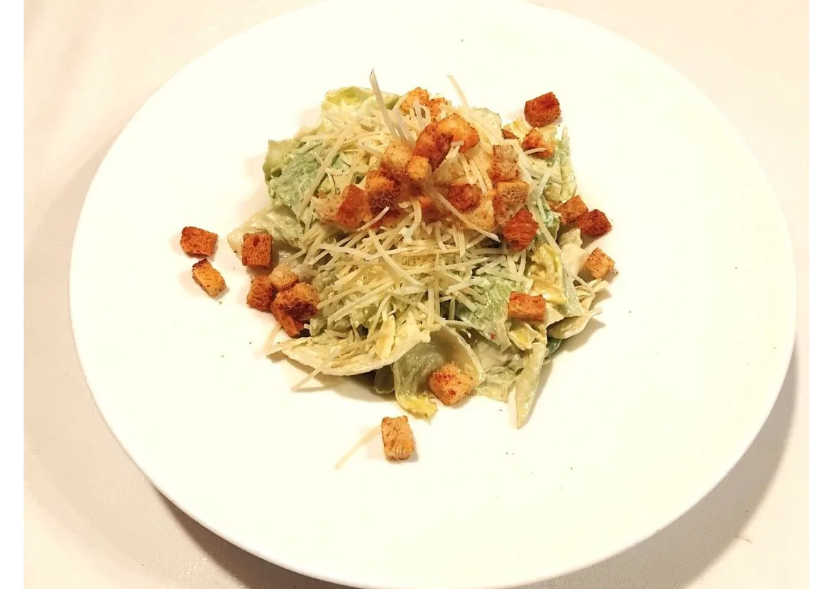 CÉZÁR SALÁTA PARMEZÁN FORGÁCSOKKAL