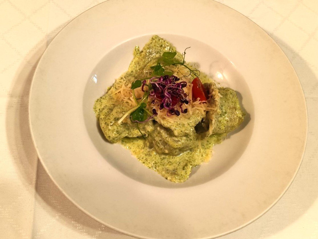 Parajos ricottával töltött ravioli, tejszínes-pestos mártásban