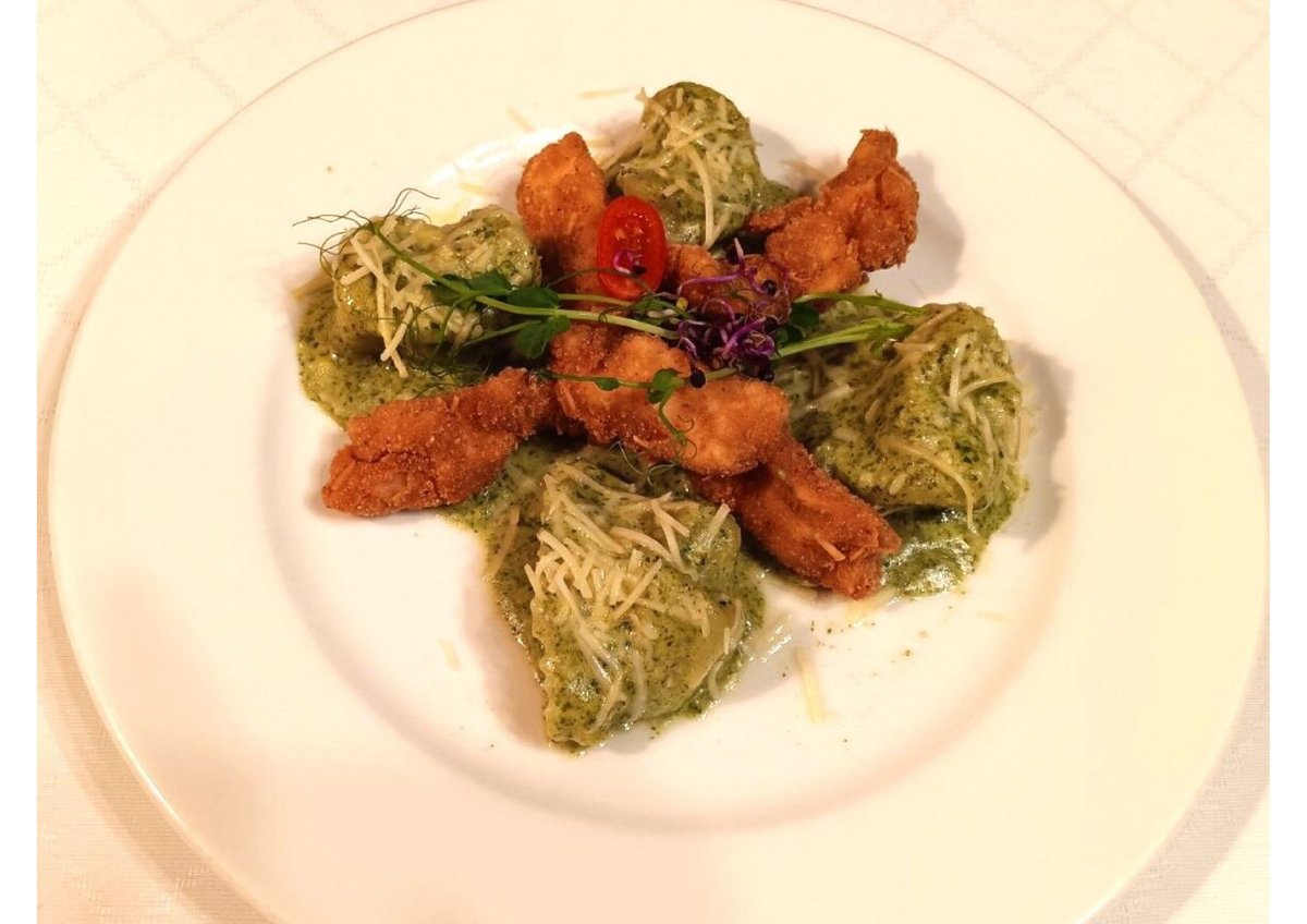 Parmezános  bundában sült jércemellfilé, parajos ricottával Töltött Raviolival