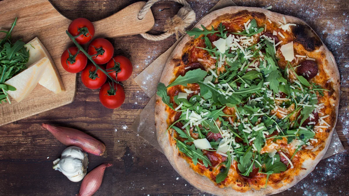 Nápolyi csípős szalámi pizza