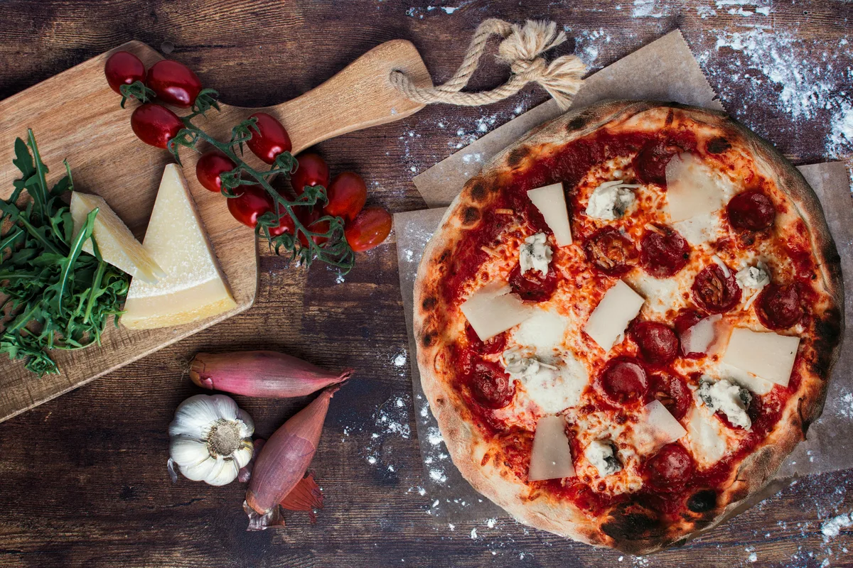 Négysajt - pikáns szalámi pizza