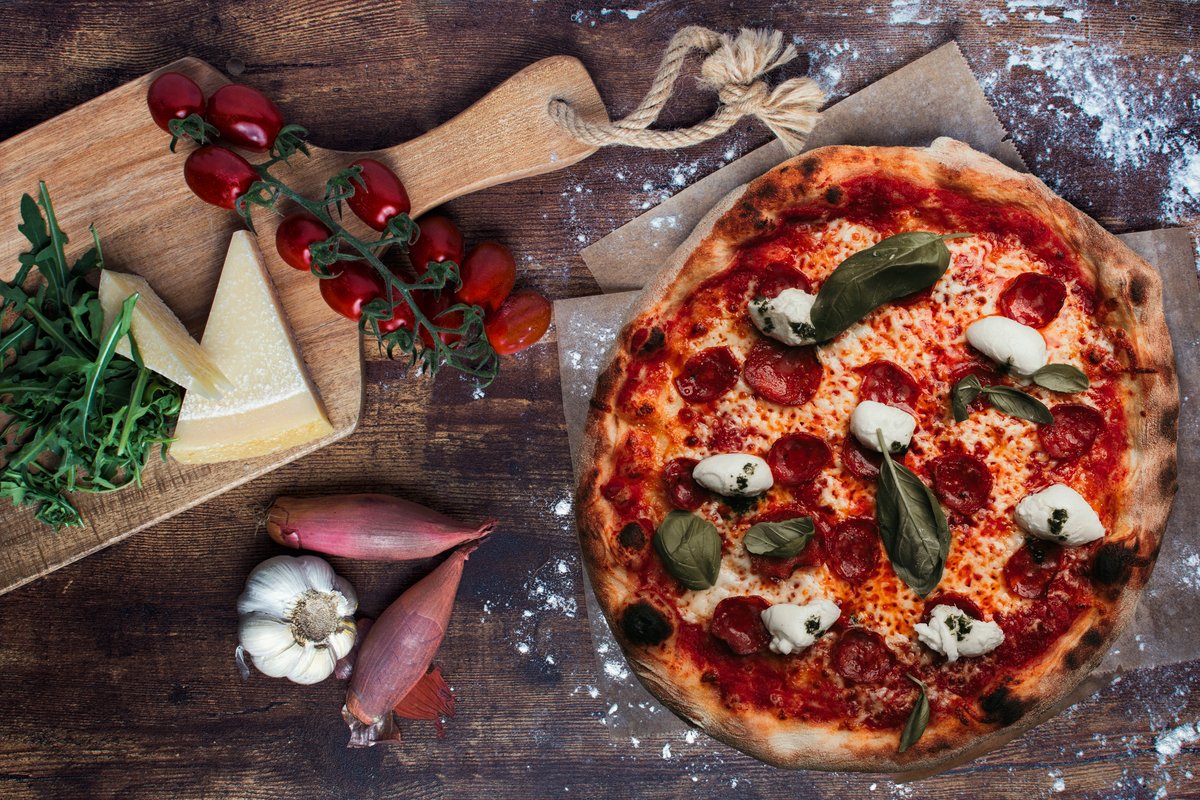 Pikáns szalámi – buffola pizza