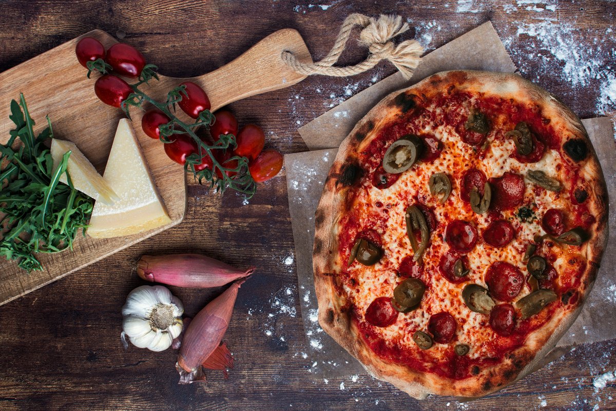 Pikáns szalámi - jalapeno pizza